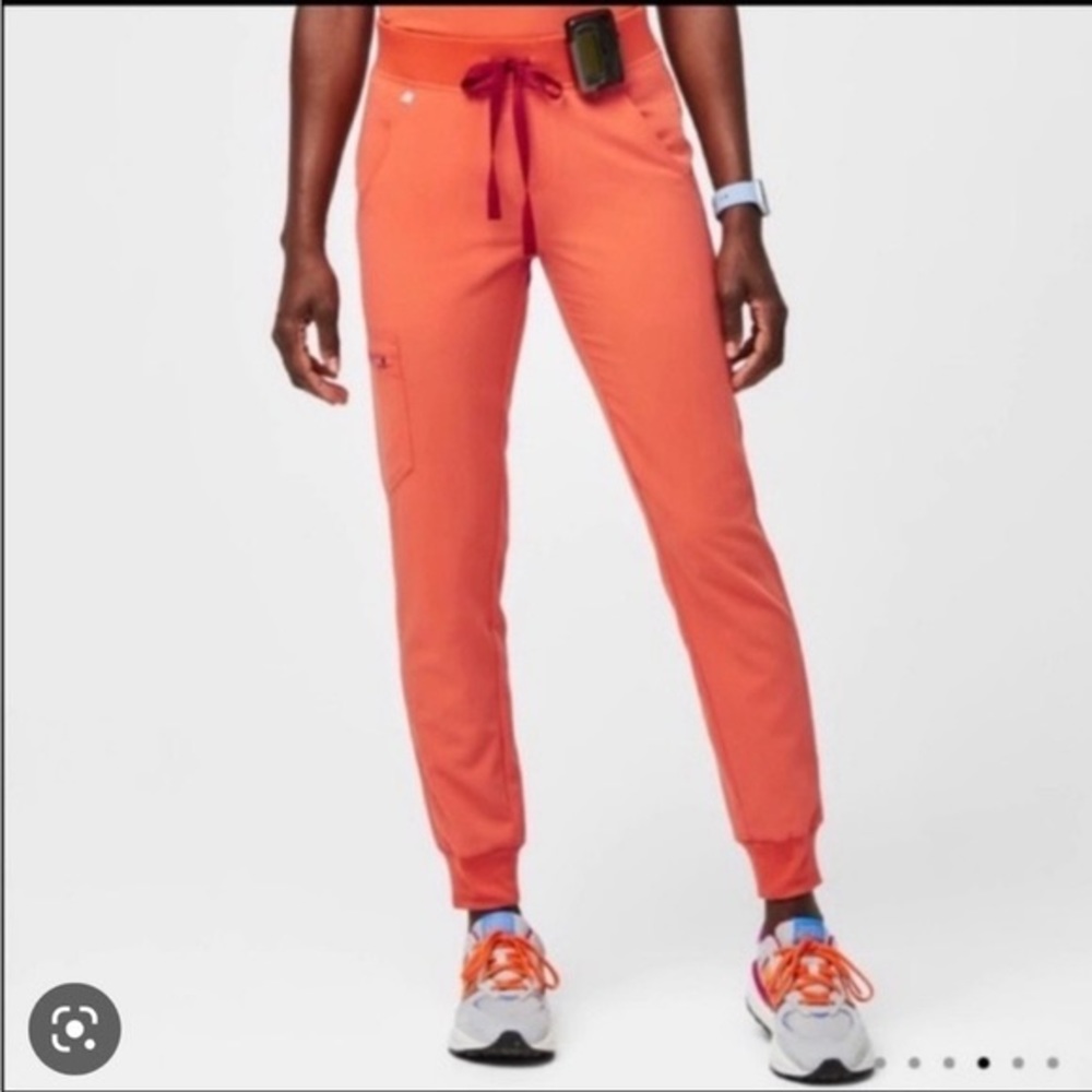 Women’s Zamora High Waisted 2.0 Petite Jogger Scrub Pants in Sunset Orange XS/P